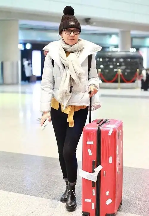 闫妮素颜的状态真有亲和力不仅没有贵族感还带着温柔的亲和力