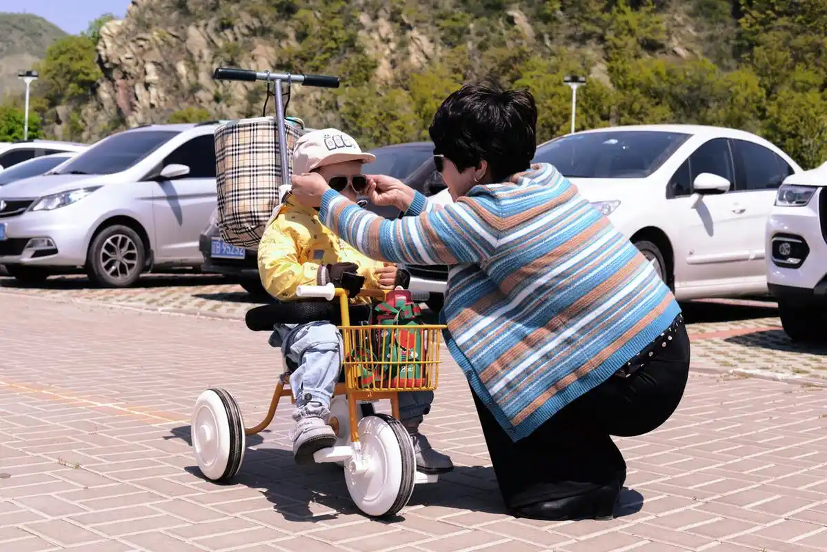 奶奶带娃 - 谭海豚 - 图虫