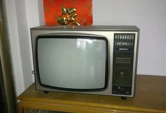 90年代的crt电视基本就长那样了,厂商们估计也没想着怎么去塑造底座了