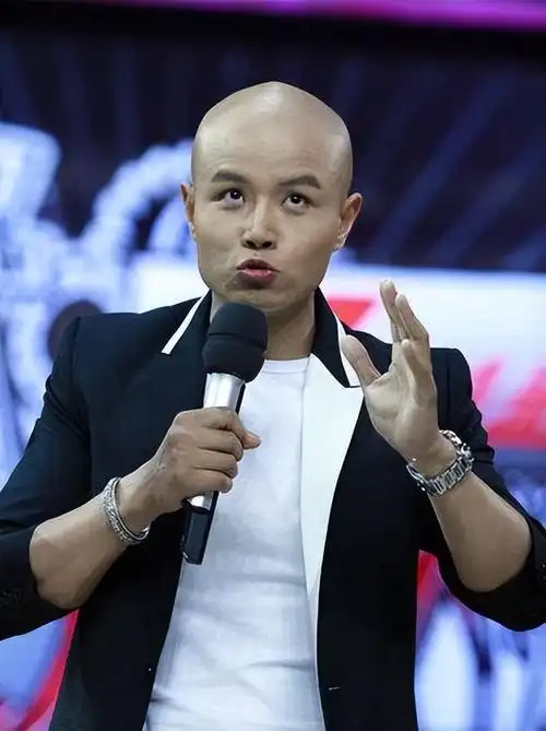 但制作人觉得仅凭孟非一个人无法带动节目的热度,想再找一个性格对比