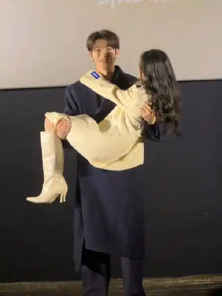 现场看@我是林一同学 公主抱@刘浩存 ,再加五个深蹲