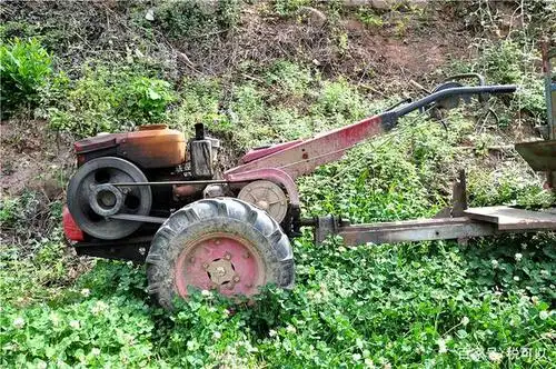 这台手扶拖拉机的出厂铭牌还清晰可见,是四川德阳一家建于1960年代的