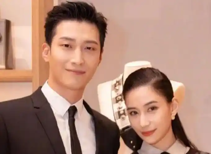 窦骁为何超莲二次庆生:两人甜蜜亲吻,妻子肚子凸起明显_腾讯新闻