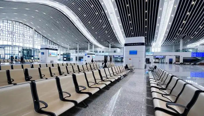 摄图网_501574818_banner_宽敞明亮的青岛高铁站候车室(企业商用2)