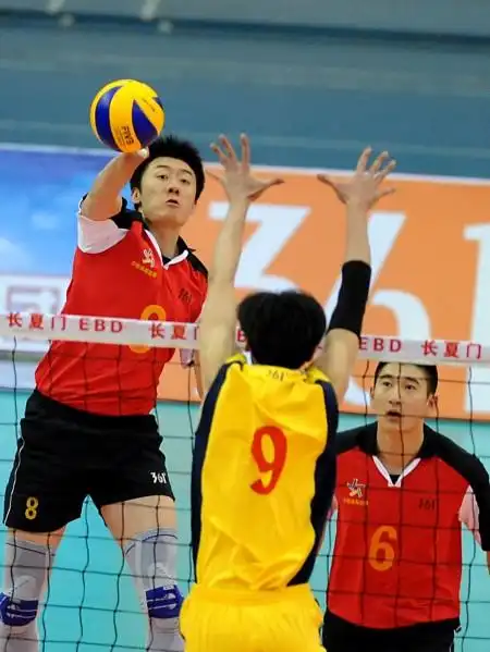 图文男排联赛辽宁胜河南辽宁男排队员袁志扣球