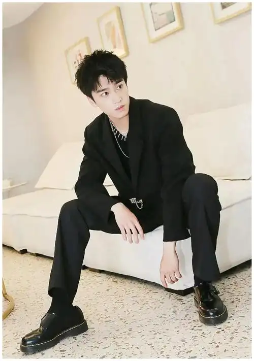 演员张康乐用青春和信念唱响《坚信爱会赢》,奉献给亲爱的祖国|坚信爱