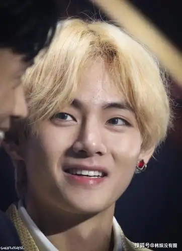 防弹少年团金泰亨的真实肤色是怎样的网友发对比照二选一