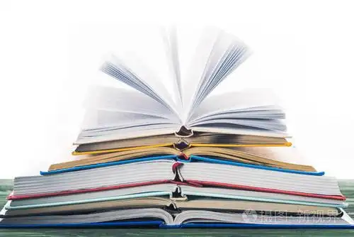 木桌上的一摞翻开的书