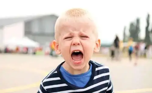 孩子动不动就大吼大叫,孩子情绪化的根源,在于不懂"认知重评"