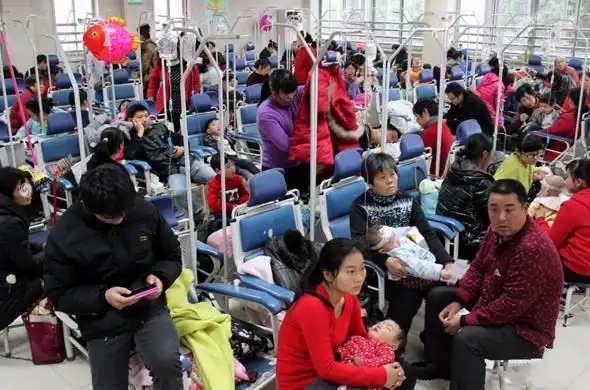 图为2015年12月24日,江苏省在苏州市儿童医院,众多患儿在输液.