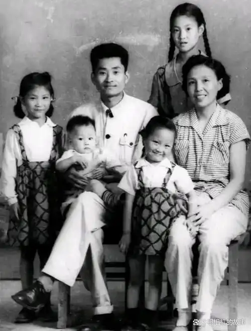 1955年,因机缘巧合钟南山认识了李少芬.