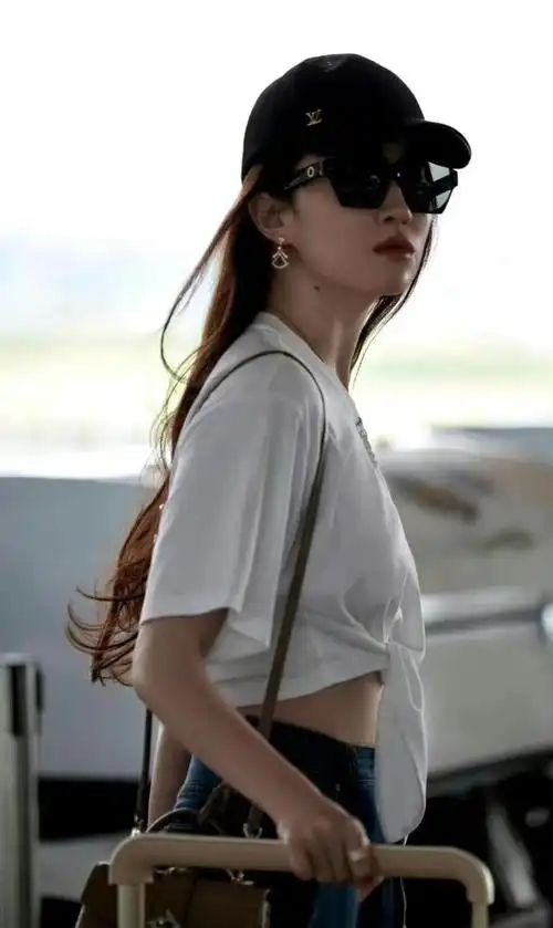 刘亦菲在机场上亮相引热议!罕见露腰真美,"百万造型"高调炫富