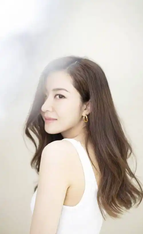 原创43岁熊黛林身材不亚于20岁小姑娘晒最新健身照兼具时尚与清纯魅力