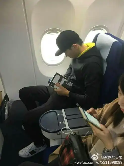 宁泽涛# 尽管在飞机上玩手机用书挡着手. 来自然然然大宝 - 微博