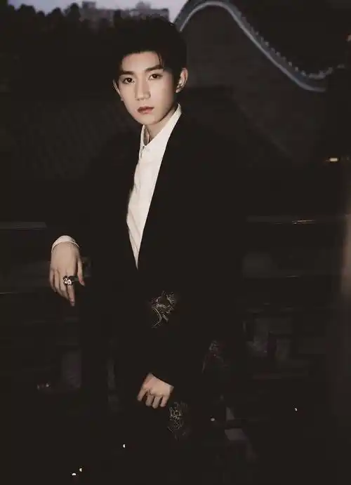 王源高清九宫格帅图分享,是高贵的小王子没错了