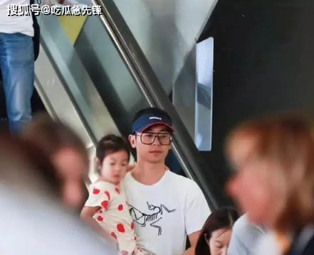 原创朱亚文抱着妻女出机场小圆脸五官和爸爸如出一辙沈佳妮的基因完全