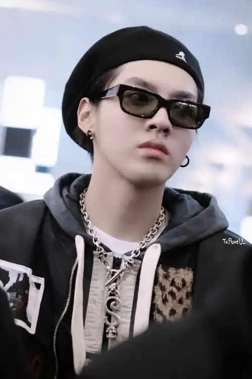 吴亦凡戴贝雷帽潮装现身机场 表情呆萌