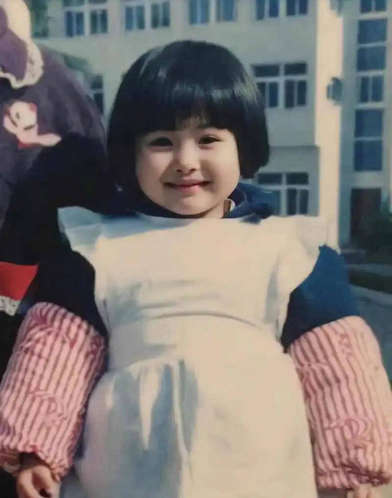 上个世纪90年代,一张摄于某地区的小女孩照片风靡全球.