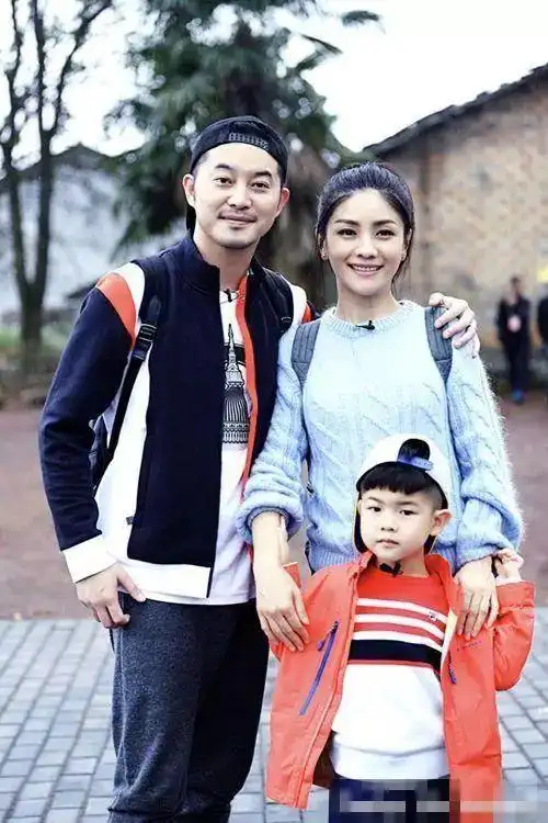 沙溢一家四口好幸福,穿亲子装十分时尚,搭配都很用心