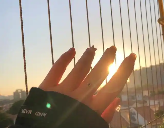 指缝间的一缕阳光