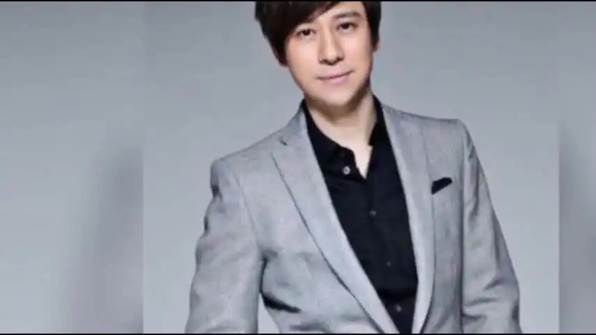 50岁解晓东近照曝光和妻子学历相差悬殊20岁儿子长得帅气