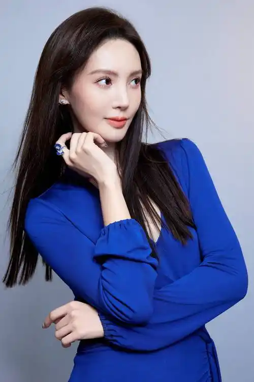 金晨蓝色v领连衣裙性感写真_造型_整体_高跟鞋