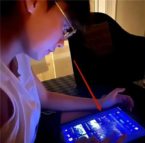 在此期间,李易峰的前女友郭子瑜也跳出来爆料,称李易峰在和她恋爱期间