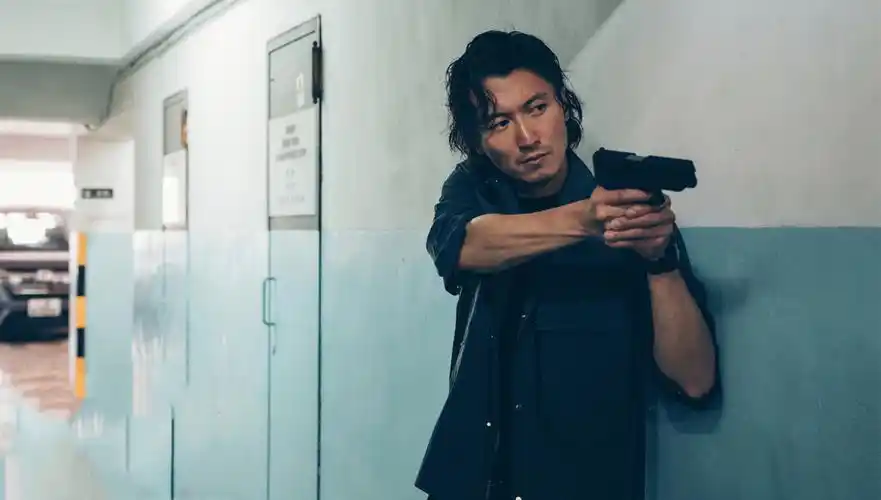 《怒火重案》摩托车的头盔真能挡得住手枪子弹吗?估计有点悬了