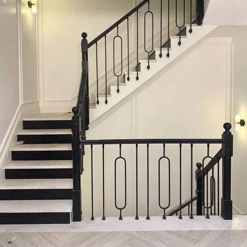 黑色极简楼梯扶手栏杆铁艺立柱搭配实木扶手现代简约风格家用扶手
