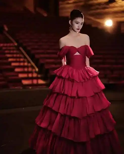 她的名字因周星驰执导的著名电影《美人鱼》而广为人知.