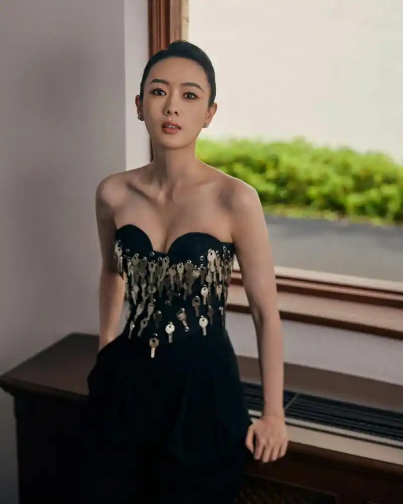 童瑶抹胸上挂了68把钥匙  这个胸衣钥匙设计太满了,就感觉没有多少美