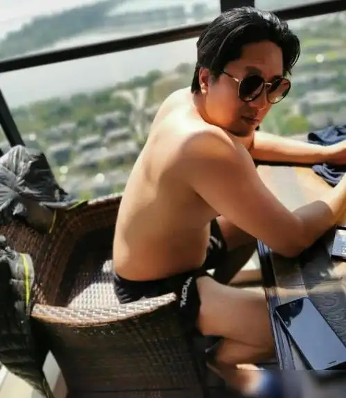 凌潇肃罕见方言直播带货胡子拉碴发福明显像中年油腻大叔