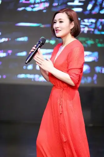 沈夏低胸长裙亮相典礼