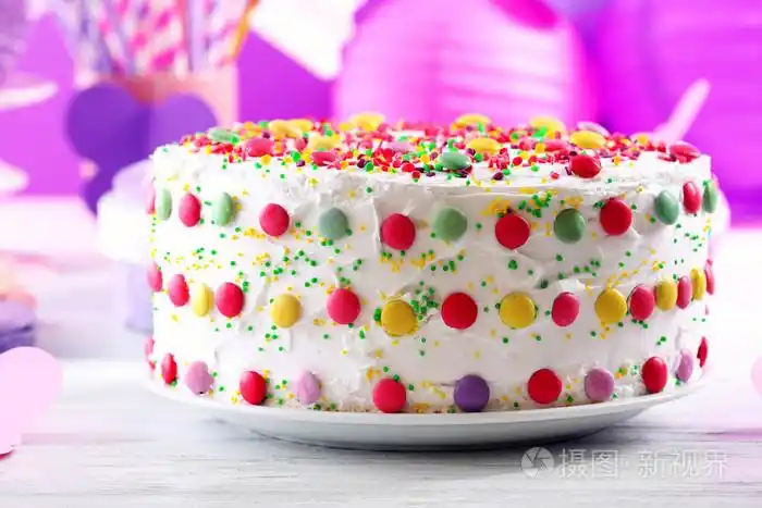 在彩色背景上的生日蛋糕