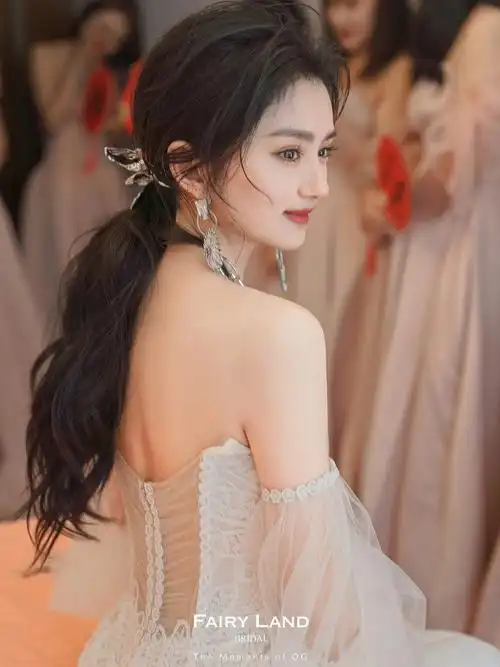 以为拍到了女明星穿上婚纱当最美新娘