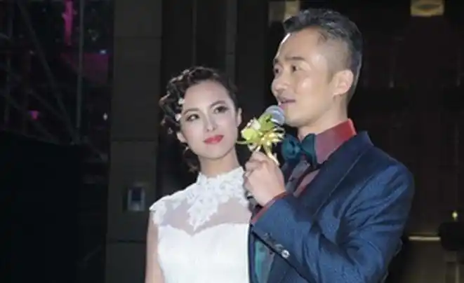 46岁主持人程雷的28岁妻子近照