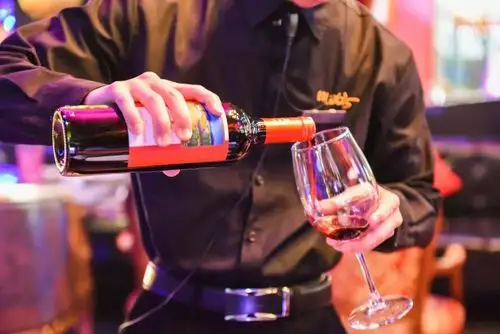 满100送100!无锡最fun荡的音乐酒吧餐厅,有诗有远方,就差一个你!