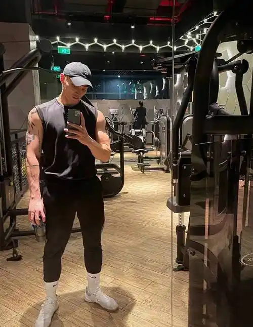 超爱自拍的时尚达人健身撸铁锻造满身肌肉自信赛过男明星