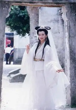 赵雅芝和"白娘子"再续前缘 昆曲扮相美极了