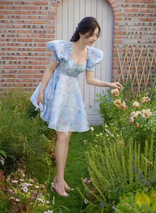 原创虞书欣蓝色泡泡袖公主裙小胸微漏无法抗拒的迷人气质