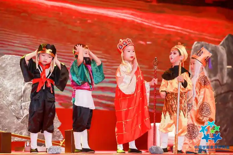 唐僧师徒,携手扑灭火焰山,掌声如雷.