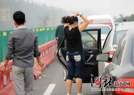 石安高速河北段拥堵严重 高速拥堵成国庆长假"景观"