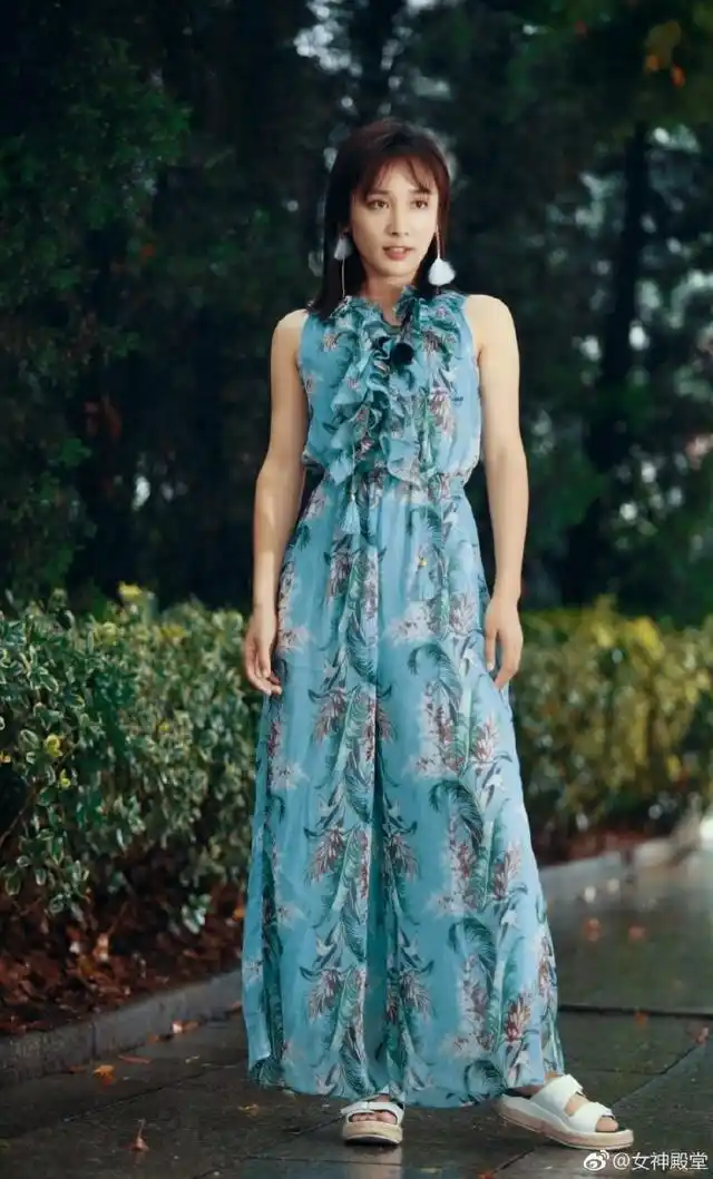 徐申东夏日清凉美搭,身着印花长裙,清新脱俗气质,越来越美了