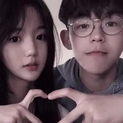 比心秀恩爱_可爱情侣头像图片_扣扣居