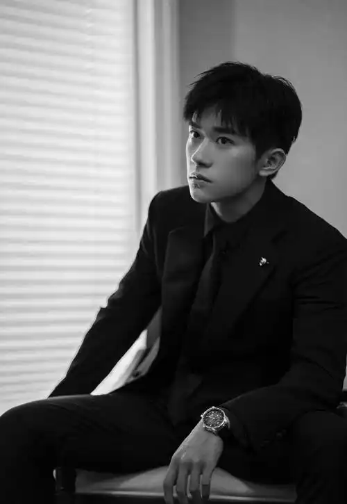 易烊千玺不愧能火,穿黑色西装配金色身材针,骨子里透着文雅