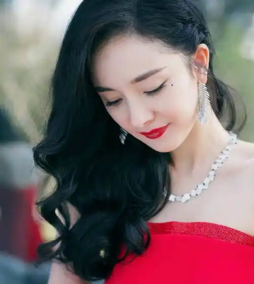 的位置,显得更为妩媚,眼神的灵动狡黠,完全契合了杨幂"狐狸"的外号