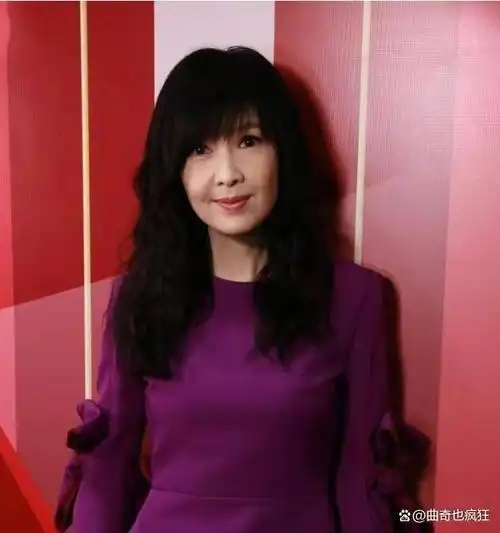 "冻龄女神"周慧敏肤白貌美,宛如18岁的小姐姐!你喜欢吗?