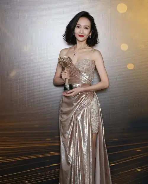 37岁王鸥越来越会穿,穿礼裙叠穿内搭优雅又高级,美成全场焦点