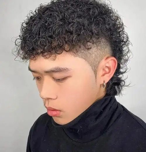 燕尾头短发很受欢迎,头发比较少的男生,可以选择小卷烫,这样可以让