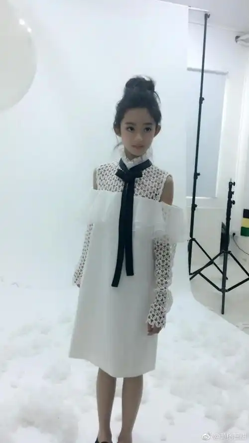 她才10岁,承包赵丽颖热巴周迅童年,整个娱乐圈都盼她长大!